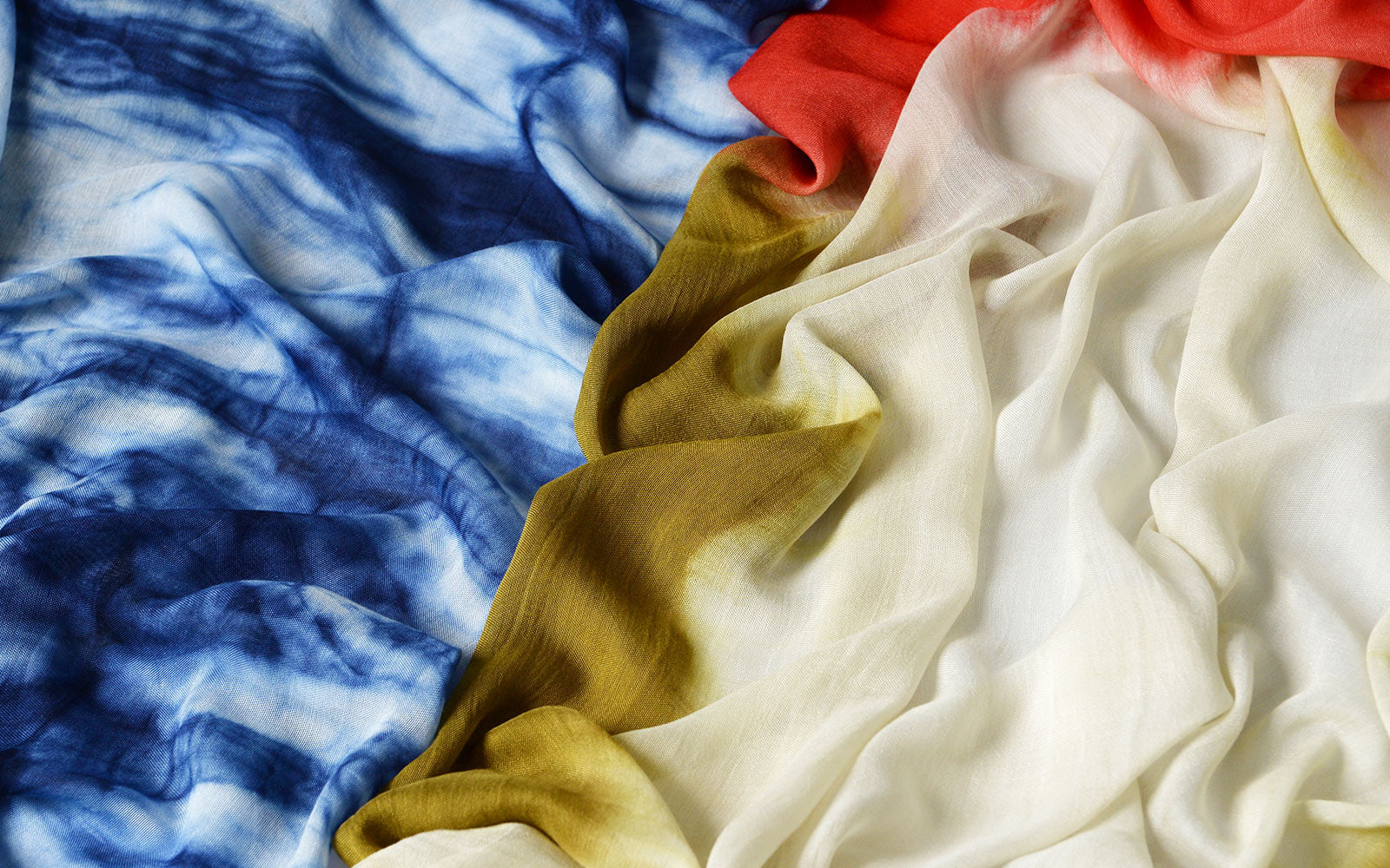 Non c’è autunno senza foulard: ecco gli abbinamenti più stilosi